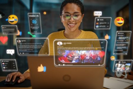 Una mujer que usa una computadora portátil para administrar cuentas de redes sociales