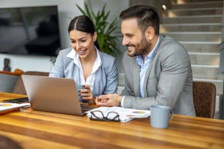 Oyova specialist with client.