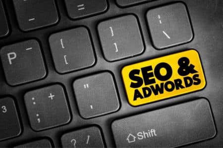 Teclado con botones SEO y AdWords.