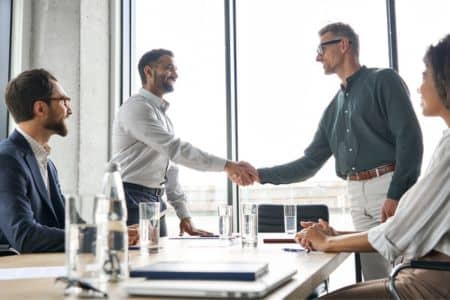 Especialistas de Oyova con clientes felices